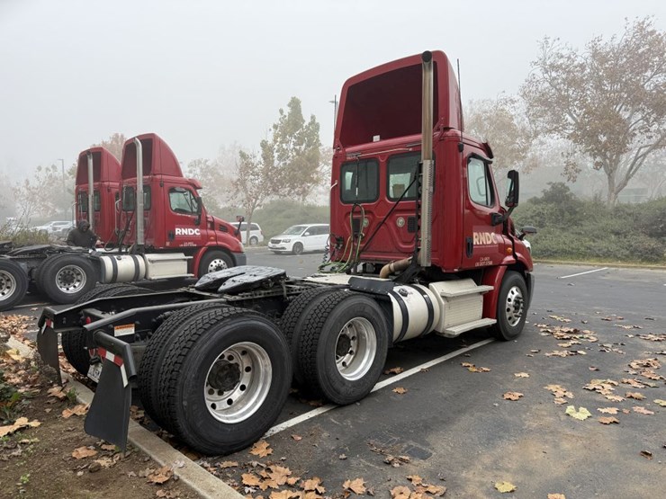 2014-freightliner-tandem-axle-day-cab-truck-tractor-image-3