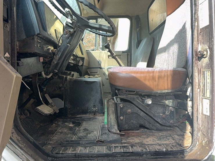 1989--intl-tractor-trailer,-477,369-miles,-diesel-l10-cummings-engine,-title-in-hand;-located-at-7241-roxbury-rd,-charles-city,-va,-please-call-804.837.9940-or-804.651.4404-with-questions-image-16