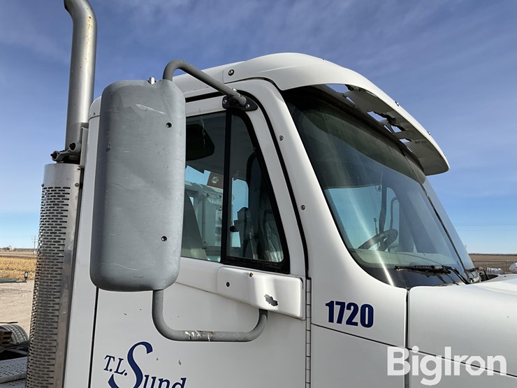 2005-freightliner-columbia-120-image-15