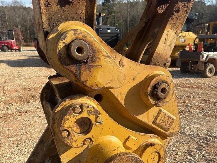 2018-caterpillar-320-image-11