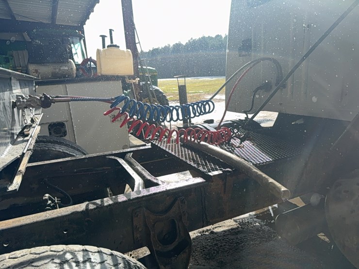 1989--intl-tractor-trailer,-477,369-miles,-diesel-l10-cummings-engine,-title-in-hand;-located-at-7241-roxbury-rd,-charles-city,-va,-please-call-804.837.9940-or-804.651.4404-with-questions-image-12