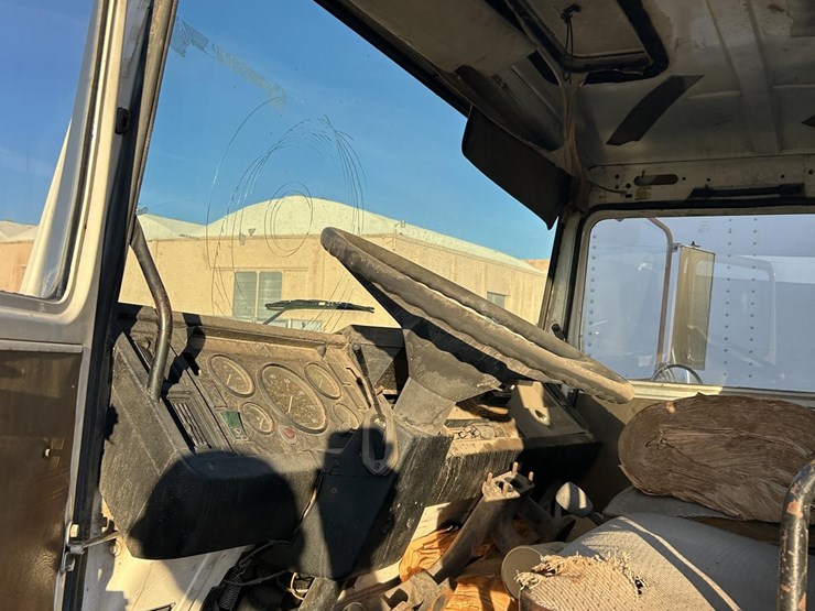 2016-volvo-f613-image-22