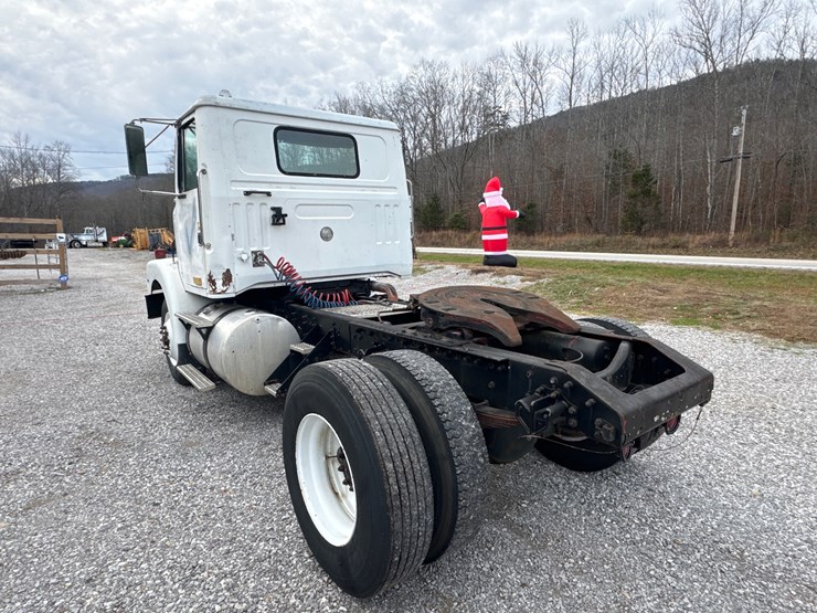 #1052-•-1996-volvo-wg-single-axle-truck-image-5