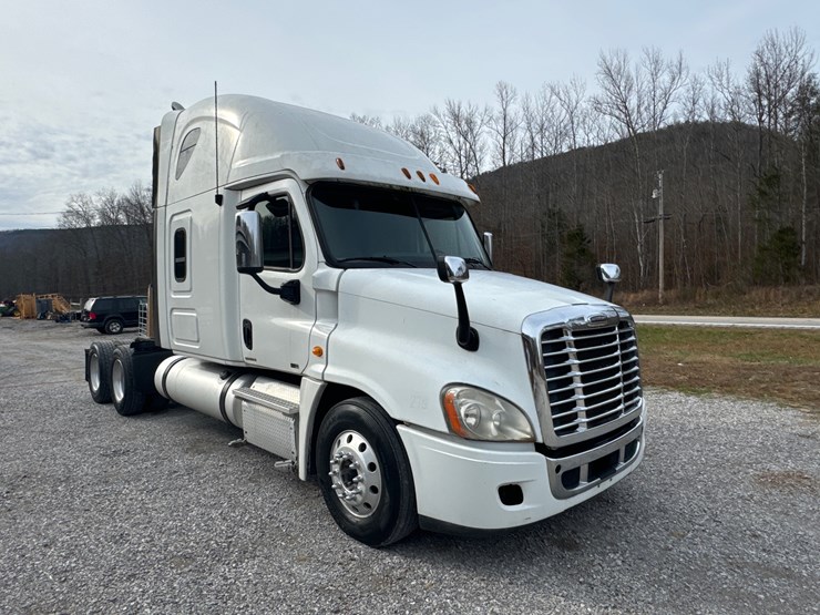2012-freightliner-cascadia-125-image-5