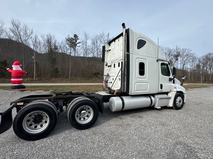 2012-freightliner-cascadia-125-image-7