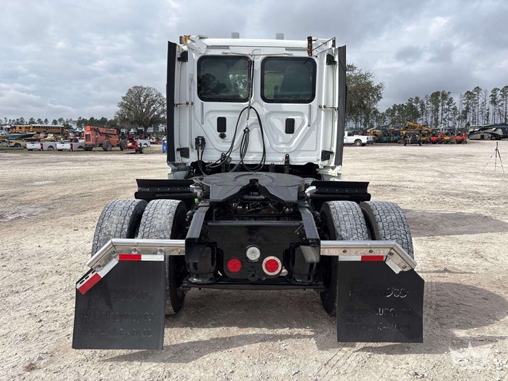 2014-freightliner-cascadia-125-image-37