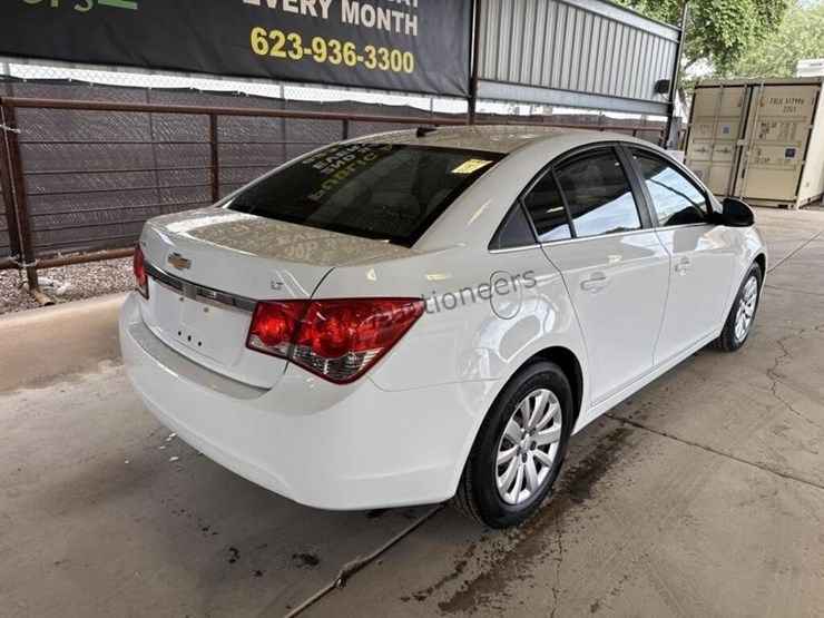 2011-chevrolet-cruze-lt-sdn-image-8