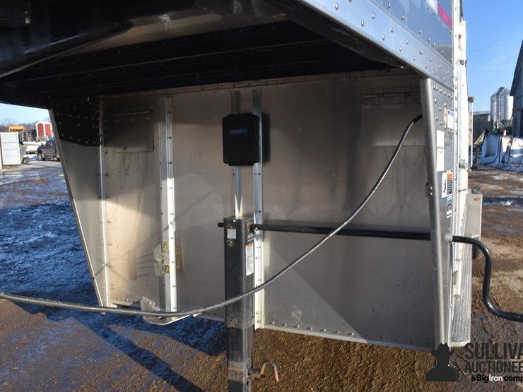 2025-wilson-livestock-trailer-image-11