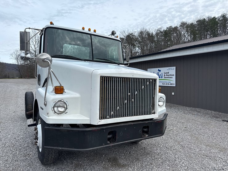 #1052-•-1996-volvo-wg-single-axle-truck-image-3