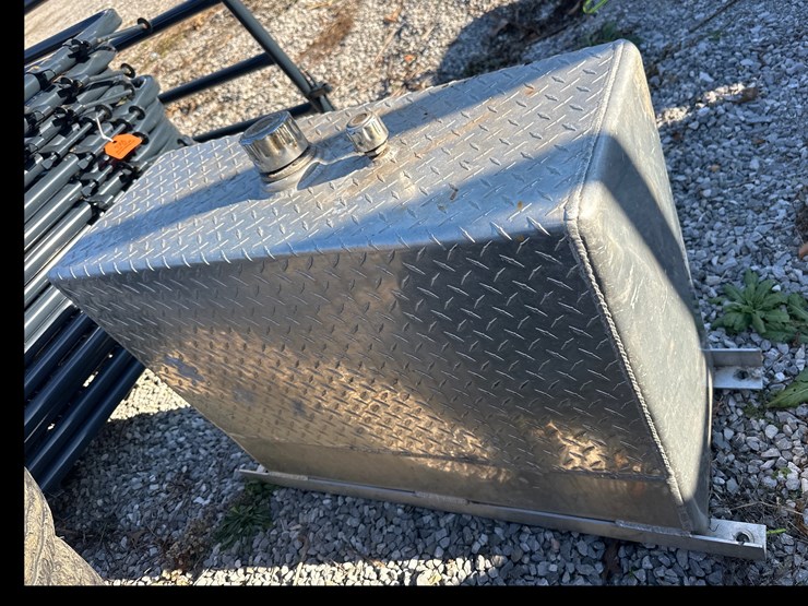 #1067-•-wetline-tank-for-semi-image-2