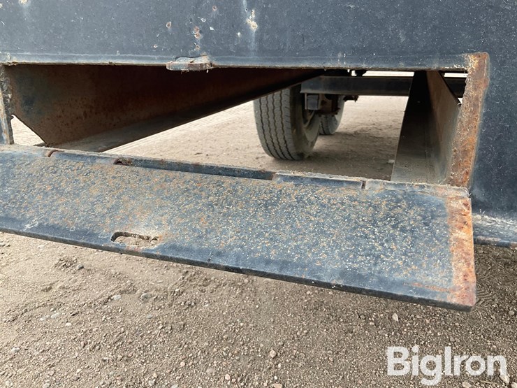 2000-diamond-t-bumper-pull-t/a-flatbed-trailer-image-17