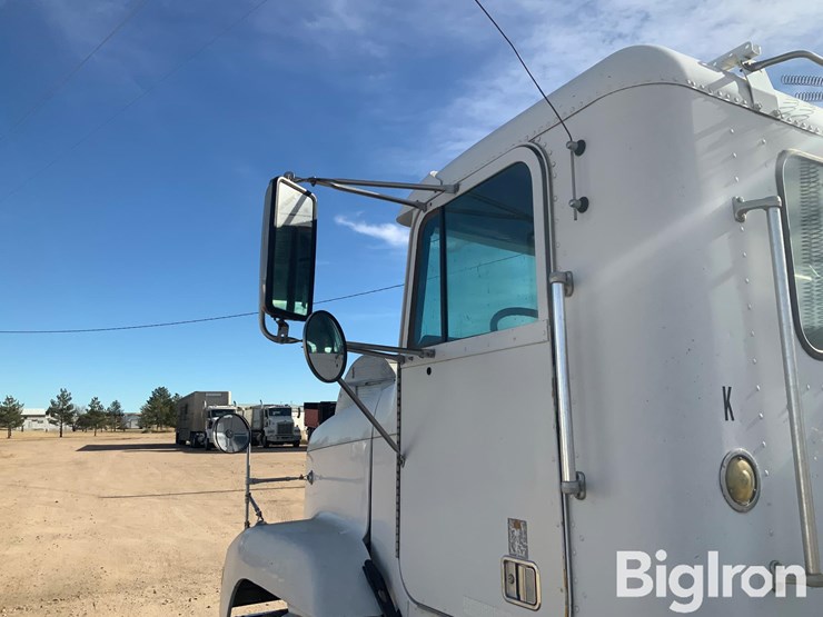 1999-freightliner-fld120-image-9