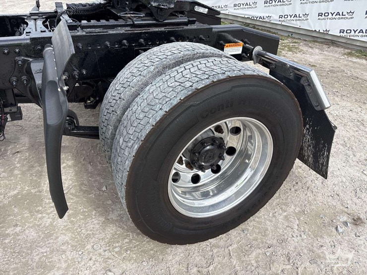 2014-freightliner-cascadia-125-image-35