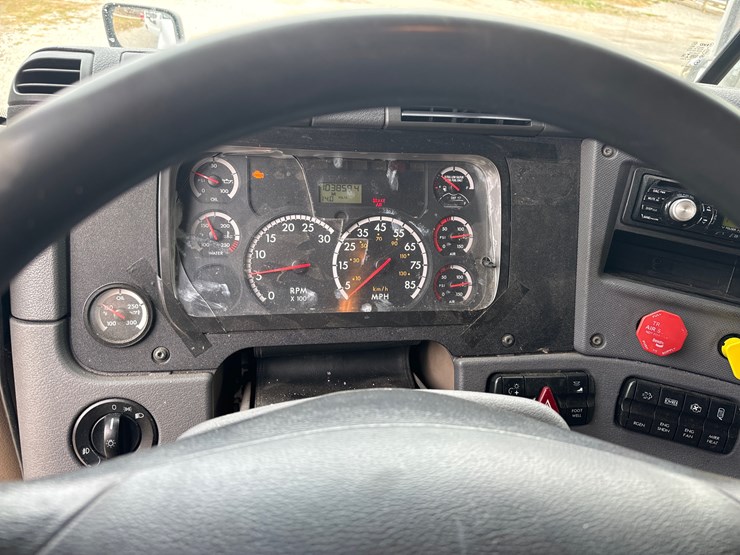 2012-freightliner-cascadia-125-image-13