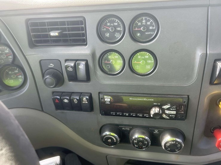2016-peterbilt-579-image-12