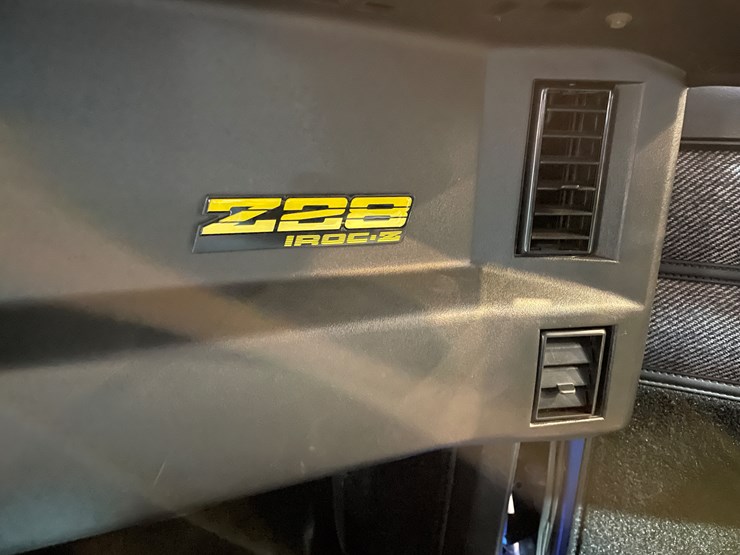 #3811-•-1990-chevrolet-camaro-iroc-z-rare-1le-(has-wi-title)-image-46