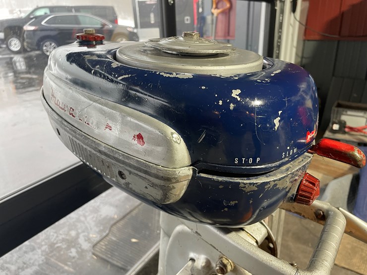 #3835-•-hiawatha-vintage-outboard-boat-motor-image-3