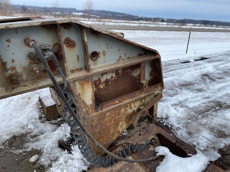 #1012-•-32'-lowboy-semi-trailer-(no-title,-for-parts)-image-16