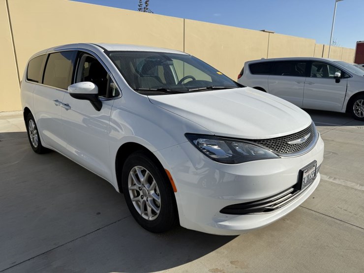 2019-chrysler-pacifica-image-2