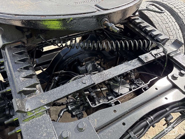 2014-freightliner-cascadia-125-image-13