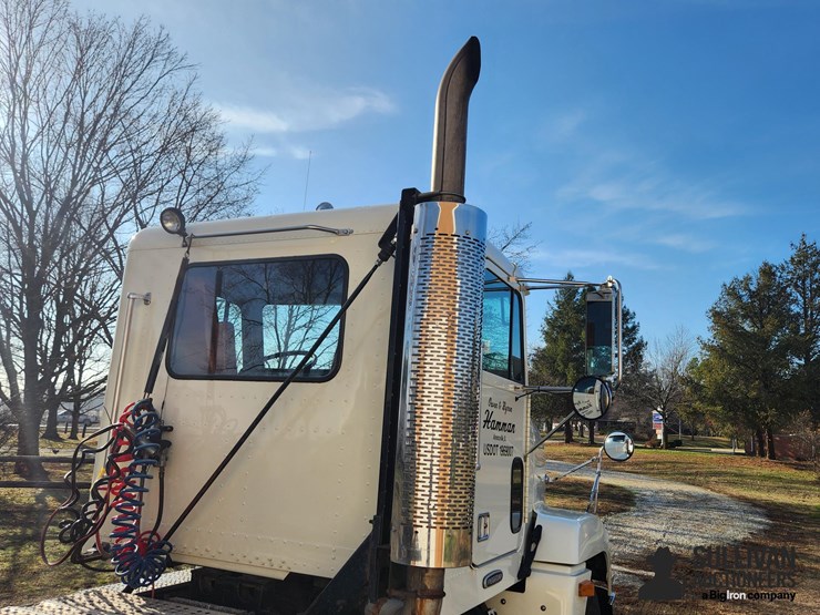 1997-freightliner-fld120-image-17