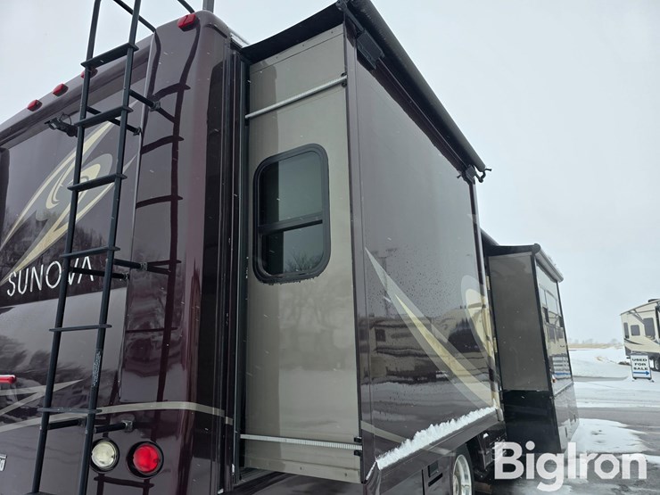 2017-winnebago-sunova-33c-class-a-motorhome-image-16