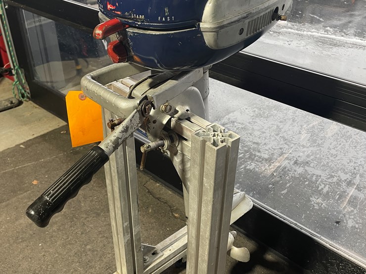 #3835-•-hiawatha-vintage-outboard-boat-motor-image-1