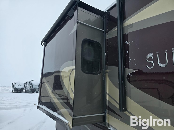 2017-winnebago-sunova-33c-class-a-motorhome-image-14