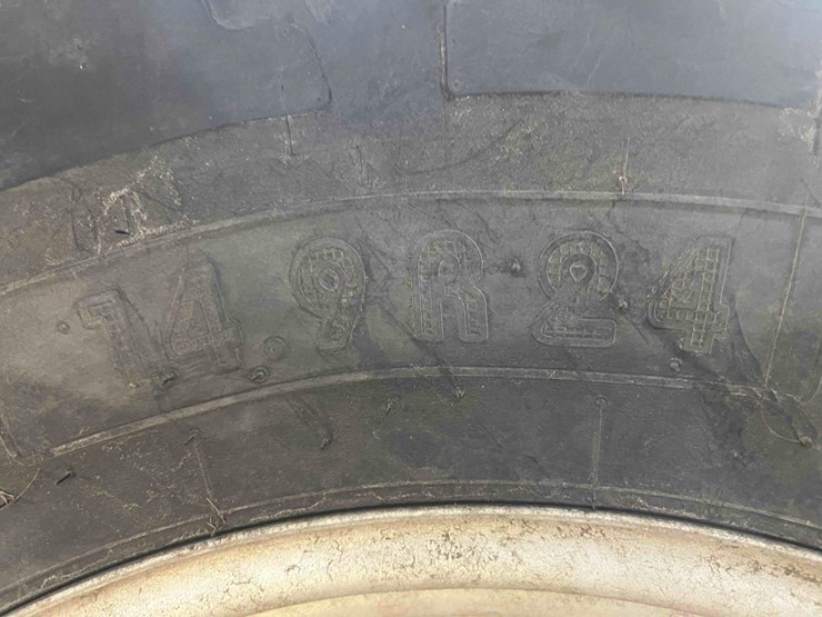 2014-case-farmall-115u-tractor-image-34