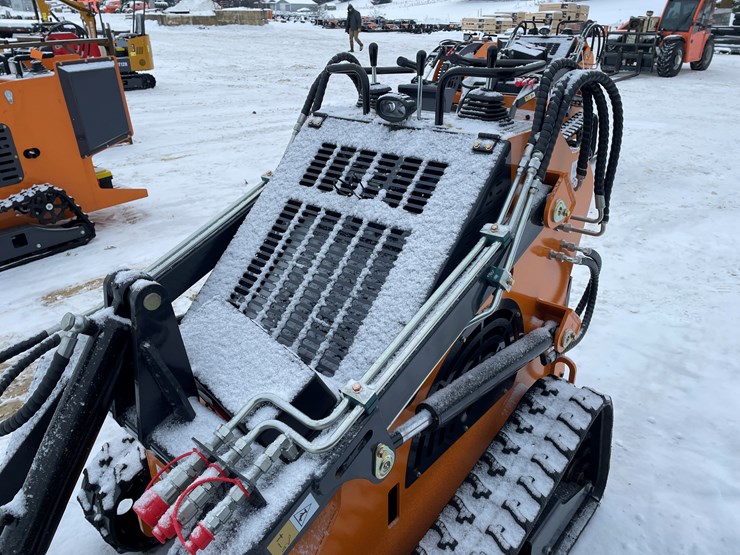 #307-•-new-land-hero-mini-skid-loader-image-10