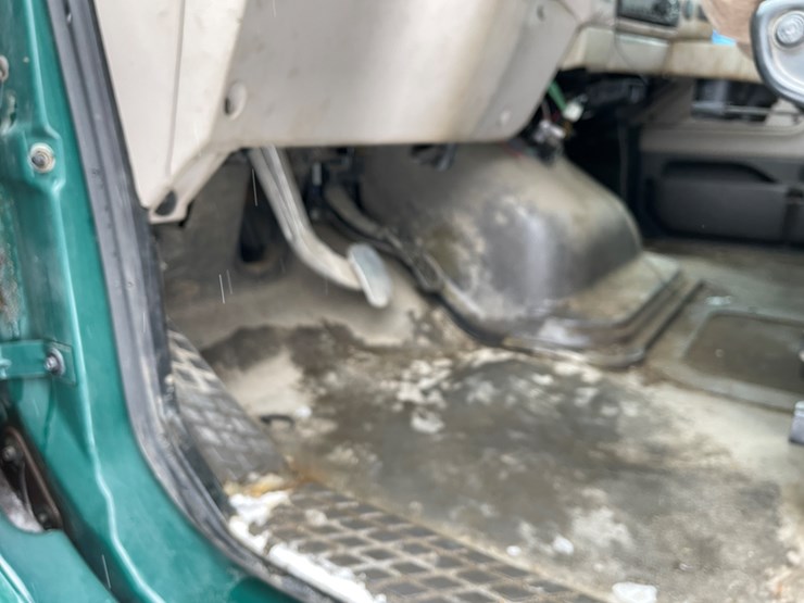 #400-•-2006-sterling-straight-truck-(has-wi-title)-image-72