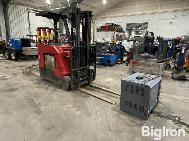 2018-raymond-425-c50tt-stand-on-electric-forklift-image-3