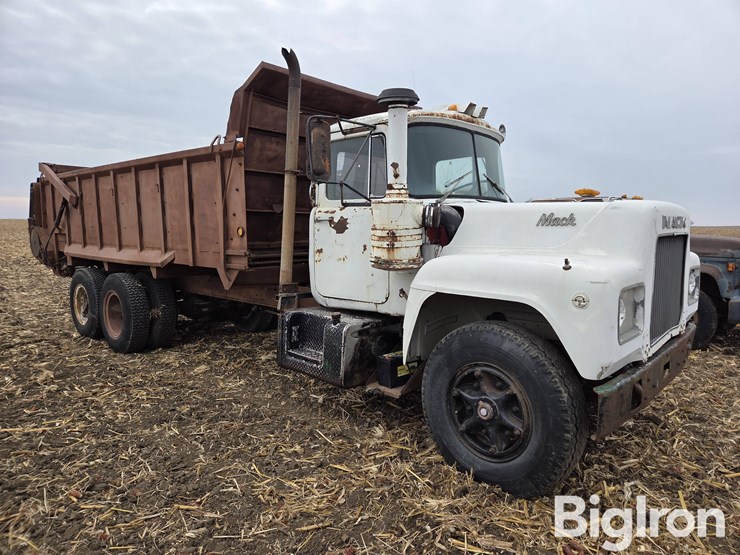 1971-mack-r685s-image-3