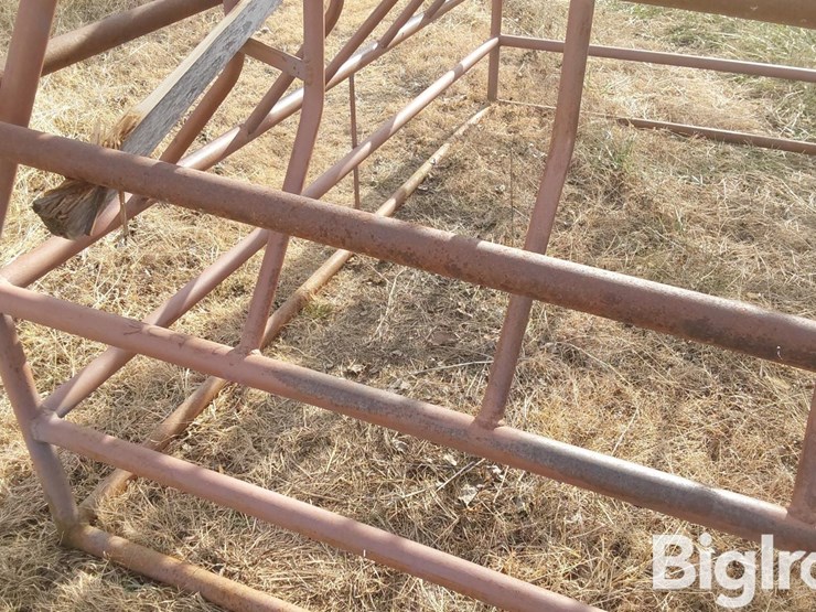 square-8-1/2'-x-9-1/2'-bale-feeders-image-17