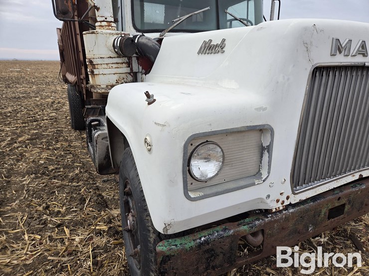 1971-mack-r685s-image-12