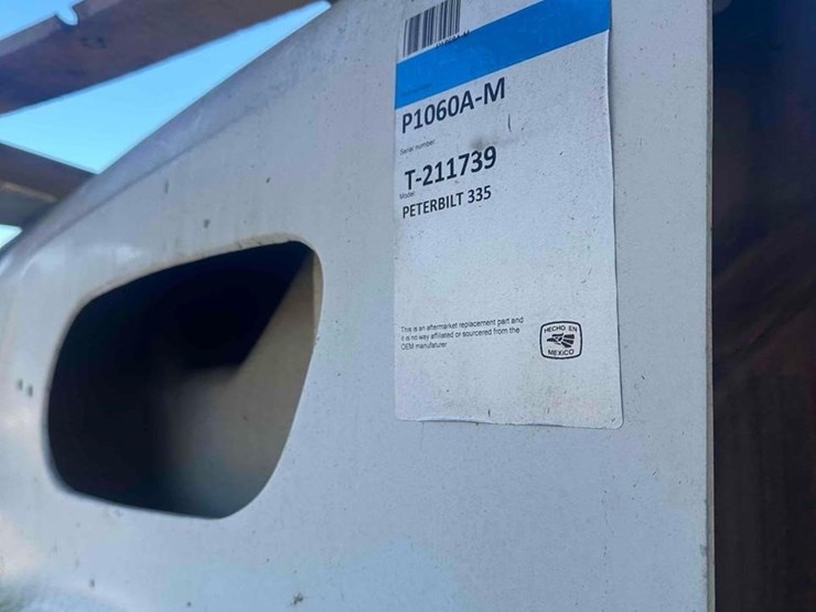 2008-peterbilt-335-image-17