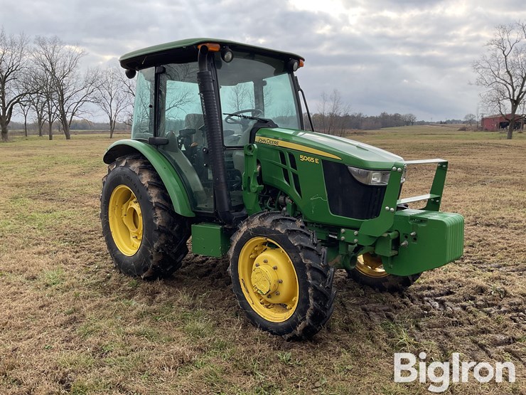 2022-john-deere-5065e-image-3
