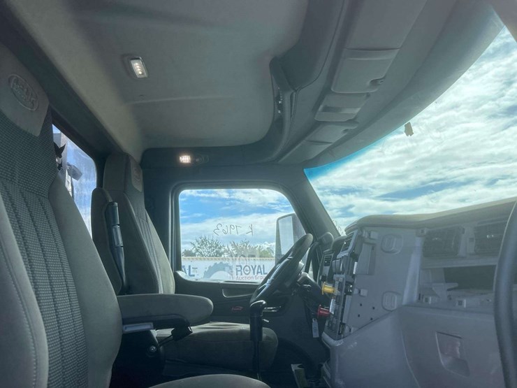 2016-peterbilt-579-image-34