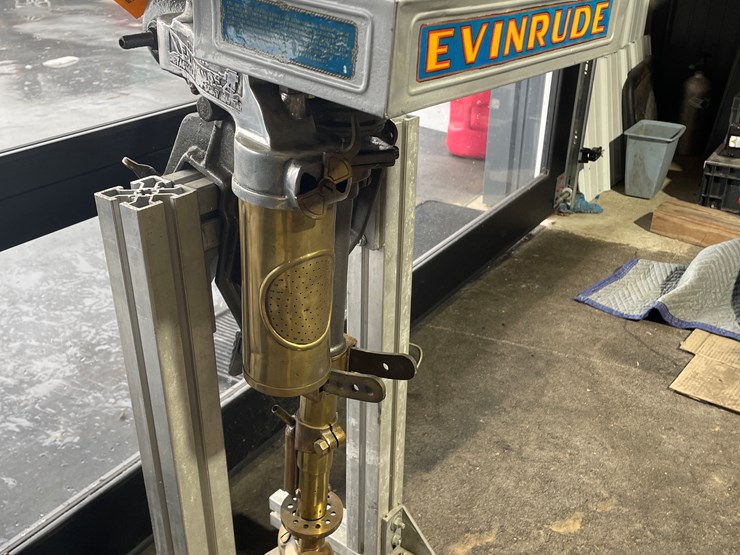 #3833-•-evinrude-vintage-detachable-rowboat-motor-image-2