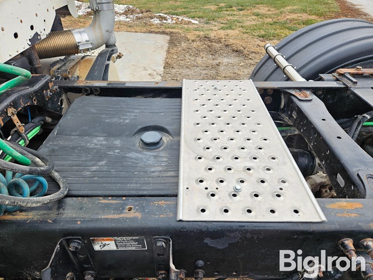 2005-freightliner-columbia-120-image-15