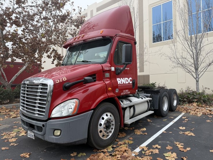 2014-freightliner-tandem-axle-day-cab-truck-tractor-image-1