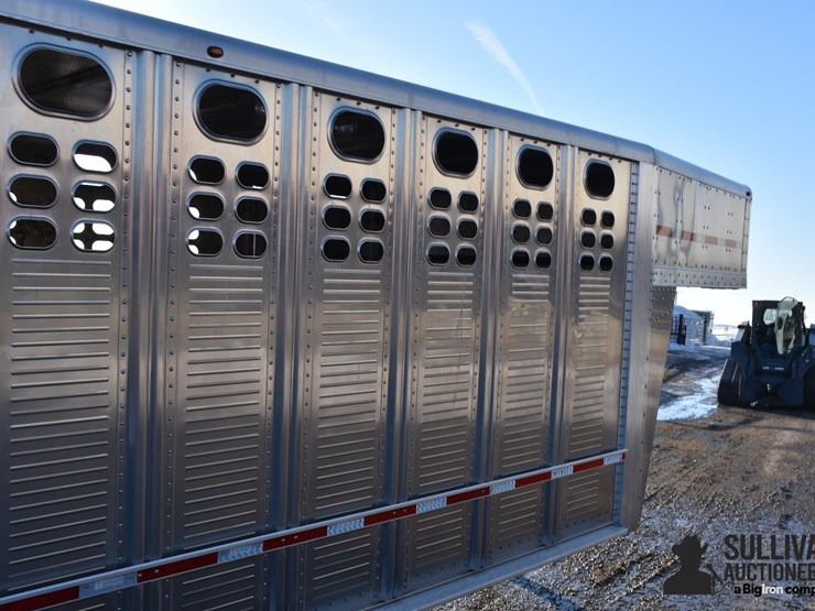 2025-wilson-livestock-trailer-image-19