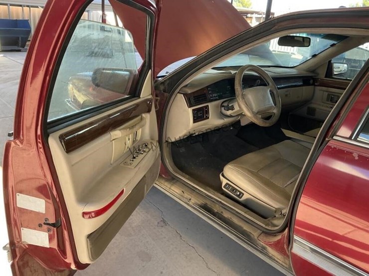 1994-cadillac-deville-concours-sdn-image-19