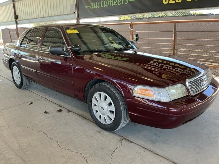 2011-ford-crown-victoria-sdn-image-2
