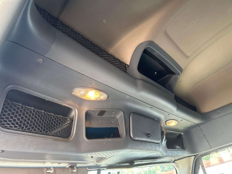 2017-freightliner-cascadia-125-image-32