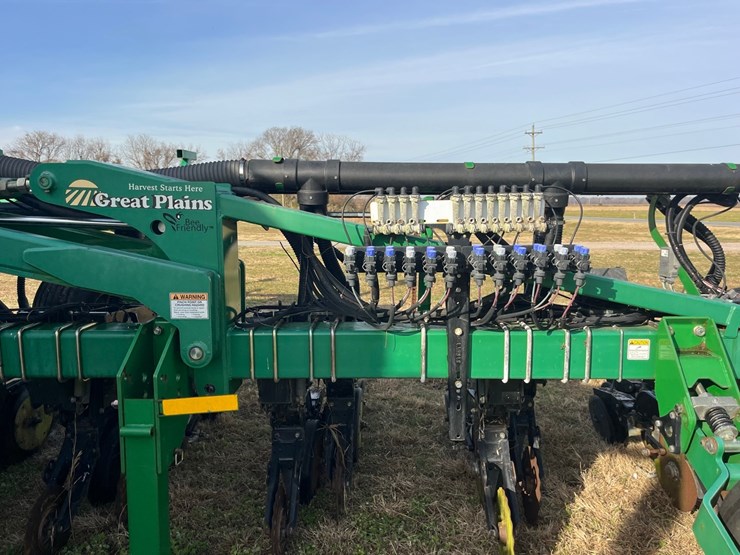 12-row-twin-row-great-plains-planter-image-16