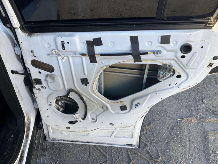 2016-ford-explorer-image-22