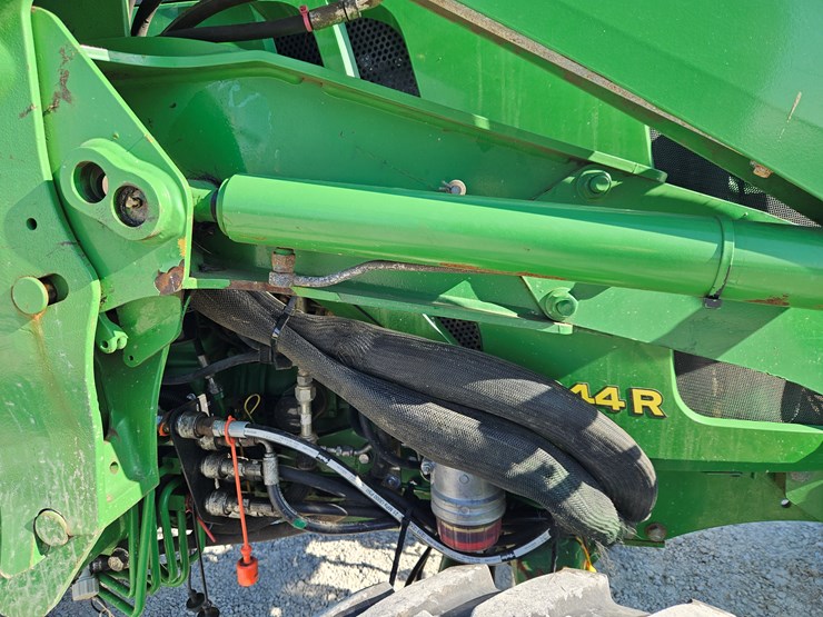 2014-john-deere-4044r-image-8