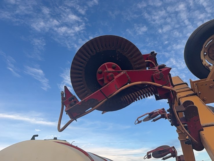 kbh-gooseneck-applicator-on-12-row-38”-rows-image-6