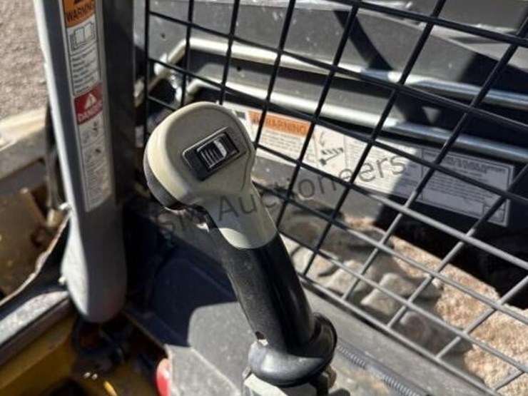 new-holland-l216-image-21